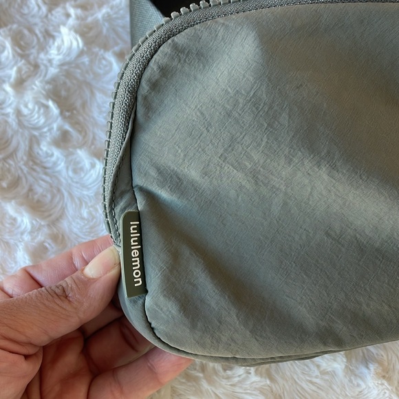 🛍️LULULEMON EVERYWHERE BELT BAG🛍️  Size 1L - Picture 4 of 10